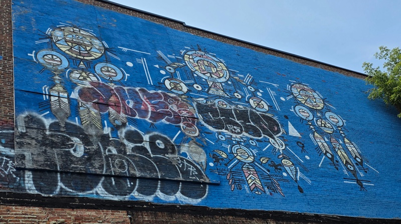 mural in Montréal by artist unknown.