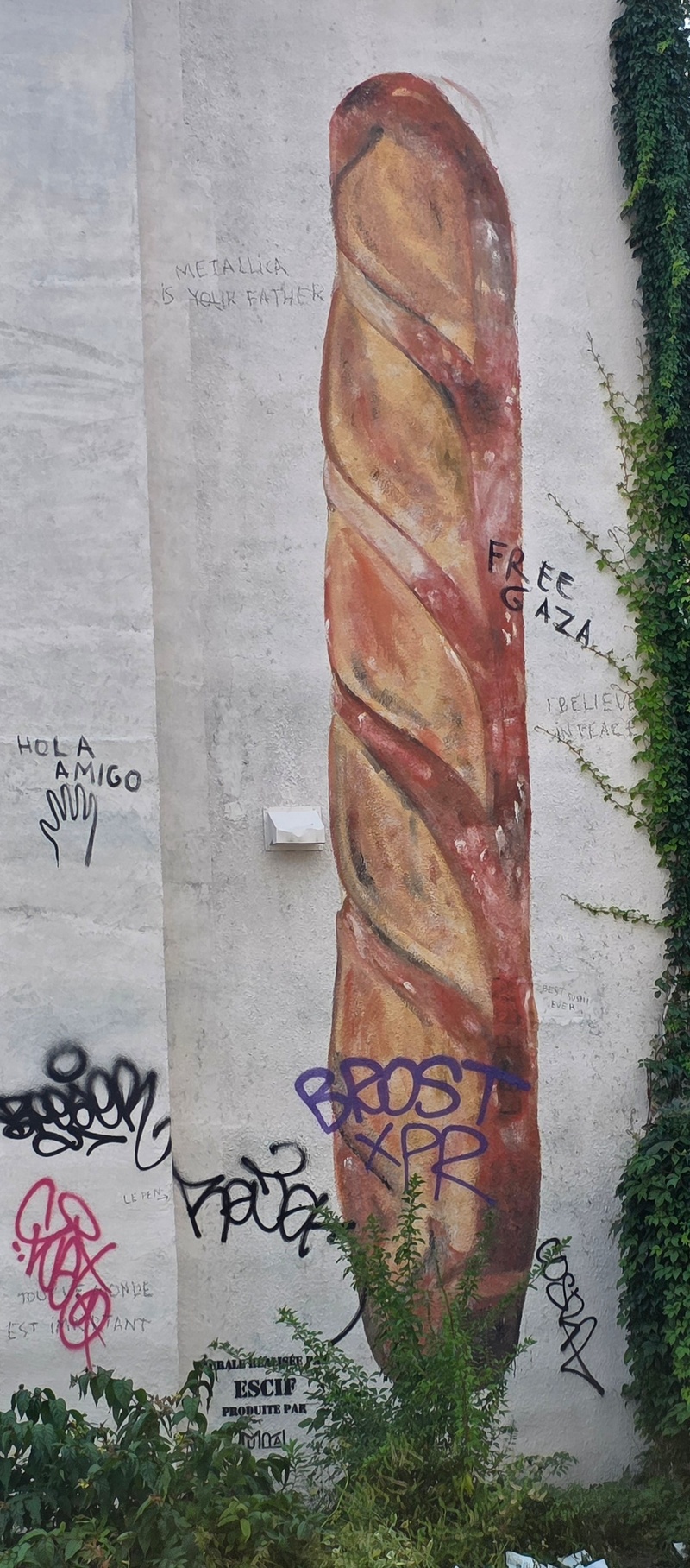 mural in Montréal by artist unknown.