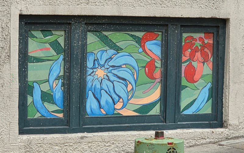 mural in Montréal by artist unknown.