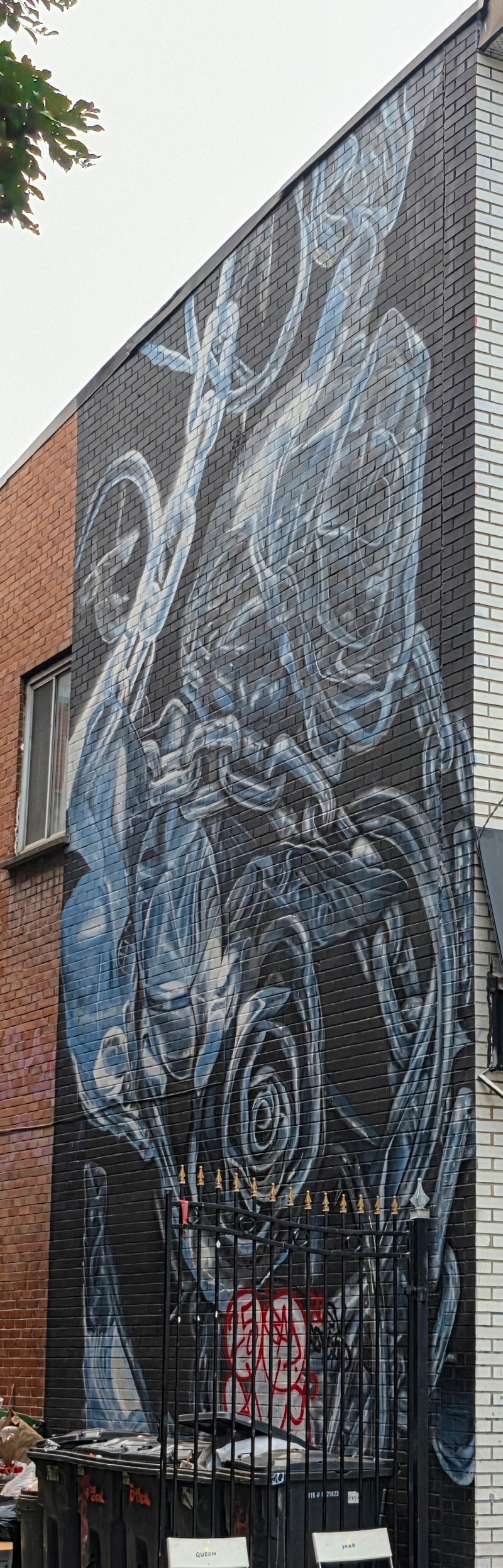 mural in Montréal by artist unknown.