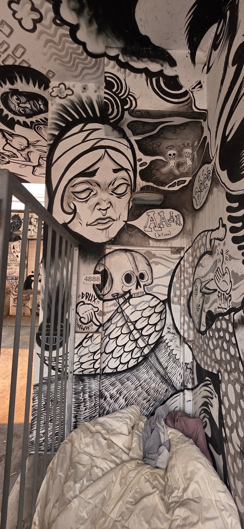 mural in Montréal by artist unknown.