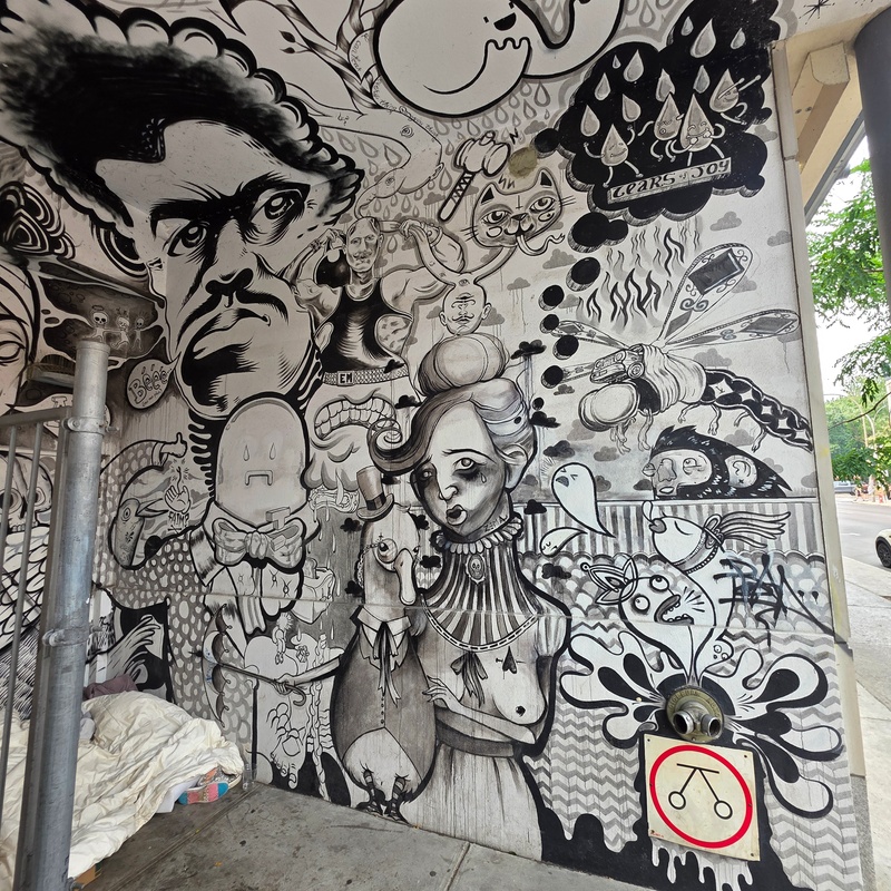 mural in Montréal by artist unknown.