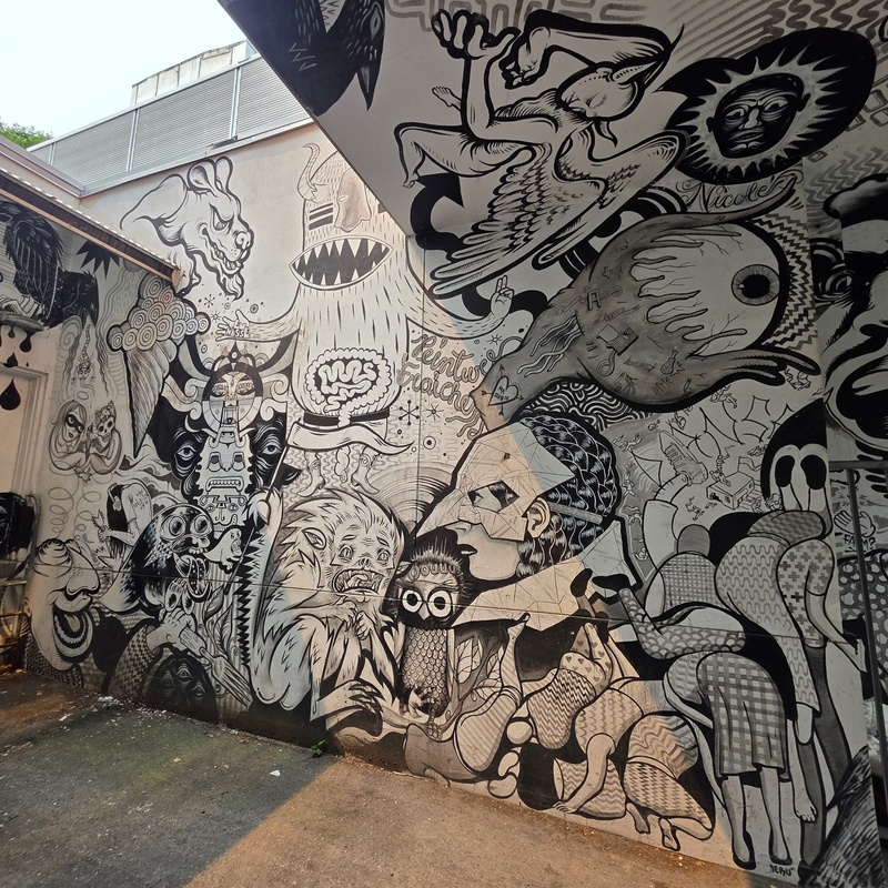 mural in Montréal by artist unknown.