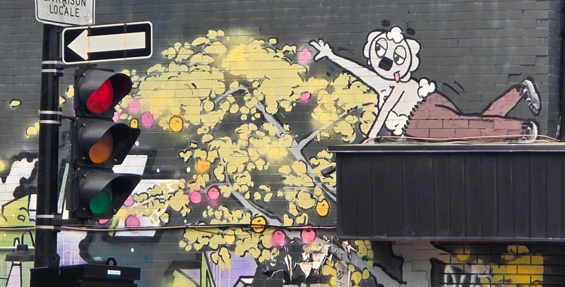 mural in Montréal by artist unknown.