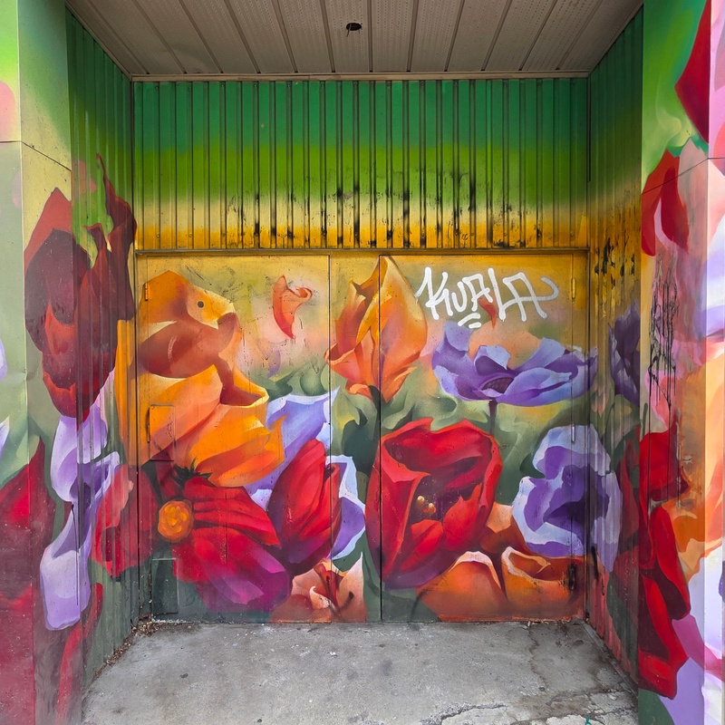 mural in Montréal by artist unknown.