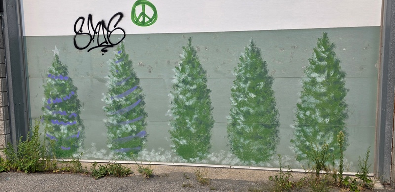 mural in Montréal by artist unknown.