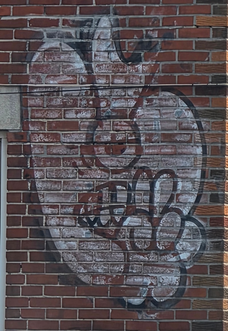 mural in Montréal by artist unknown.