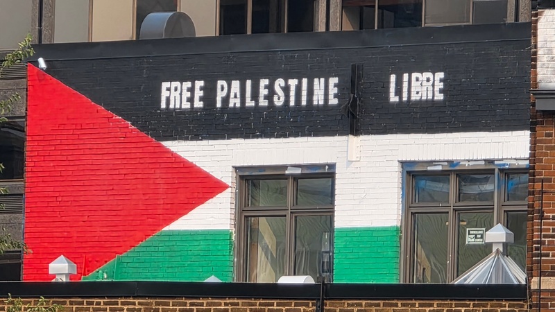 mural in Montréal by artist unknown.