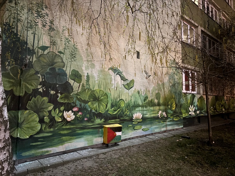 mural in Warszawa by artist unknown.