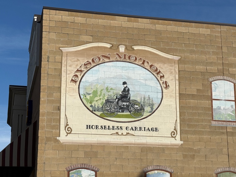 mural in Bellevue by artist unknown.
