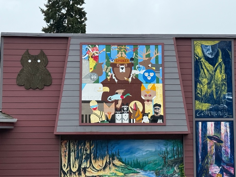 mural in Oakridge by artist unknown.