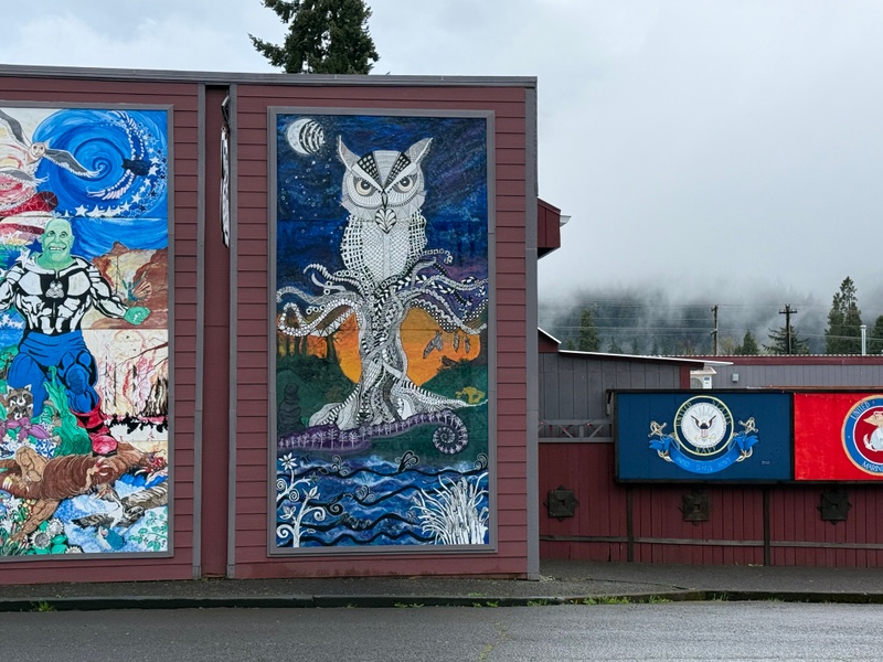 mural in Oakridge by artist unknown.