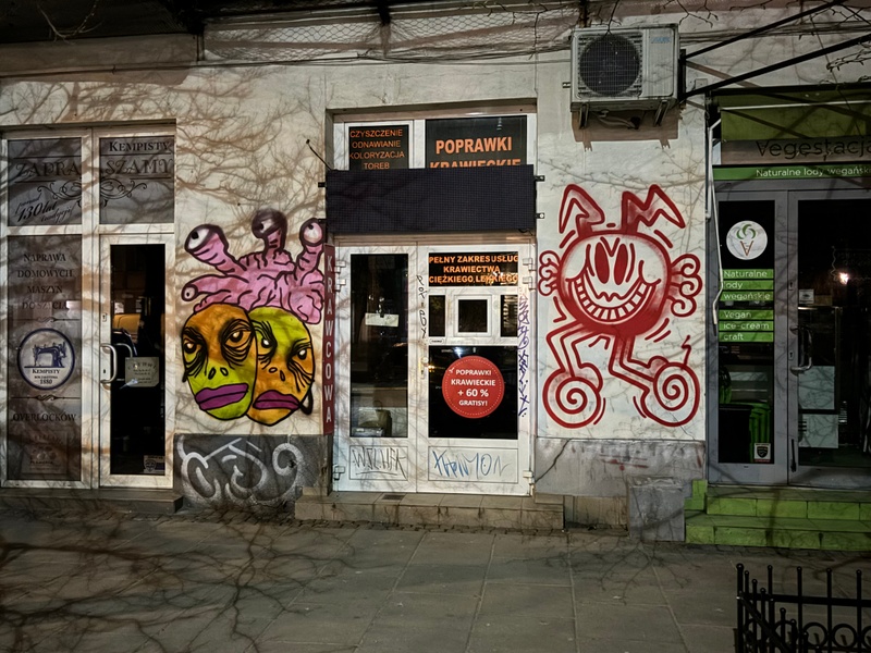 mural in Warszawa by artist unknown.