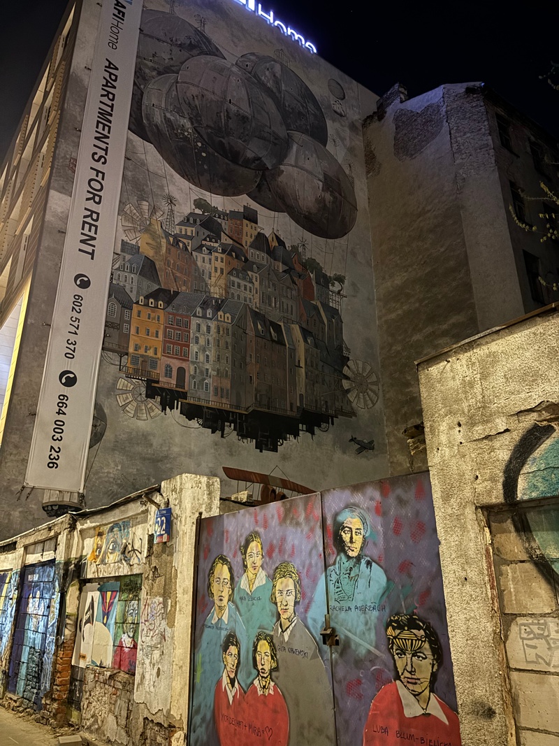 mural in Warszawa by artist unknown.