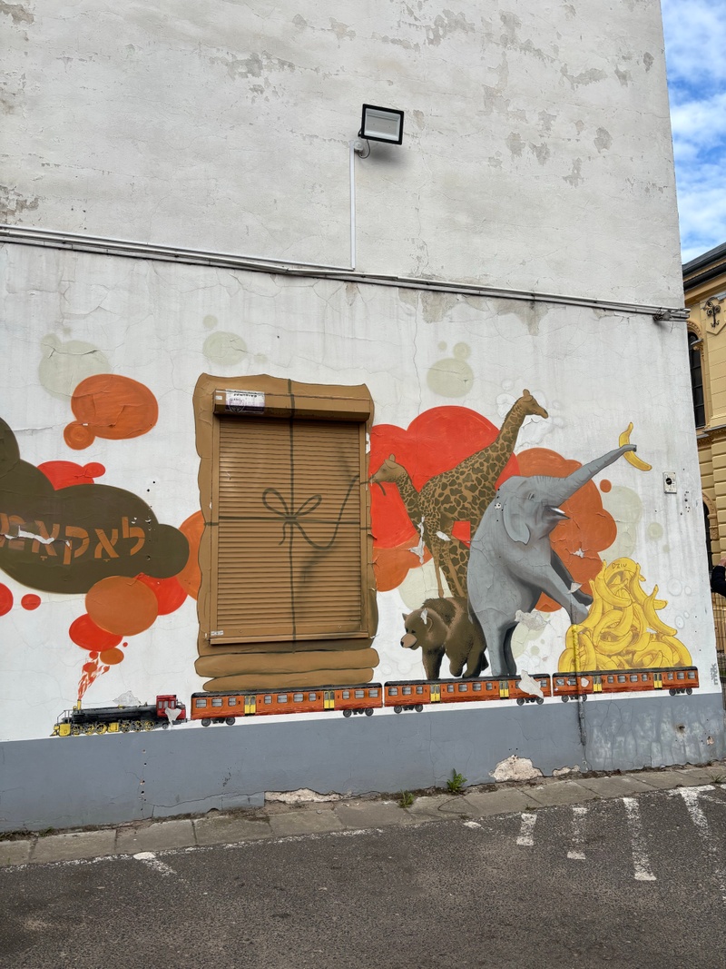 mural in Warszawa by artist unknown.