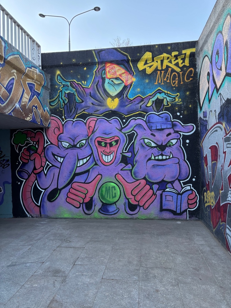 mural in Warszawa by artist unknown.