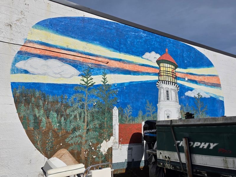 mural in Reedsport by artist unknown.