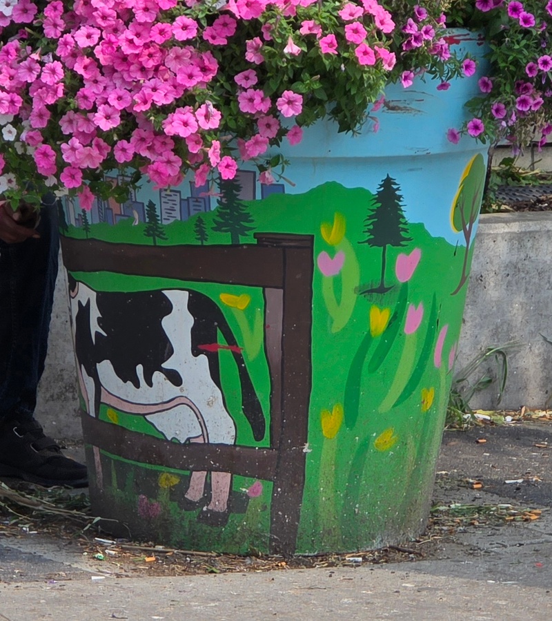 mural in Toronto by artist unknown.