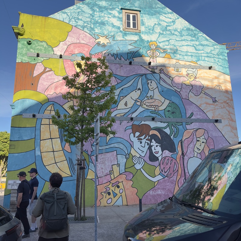 mural in Lisboa by artist unknown.