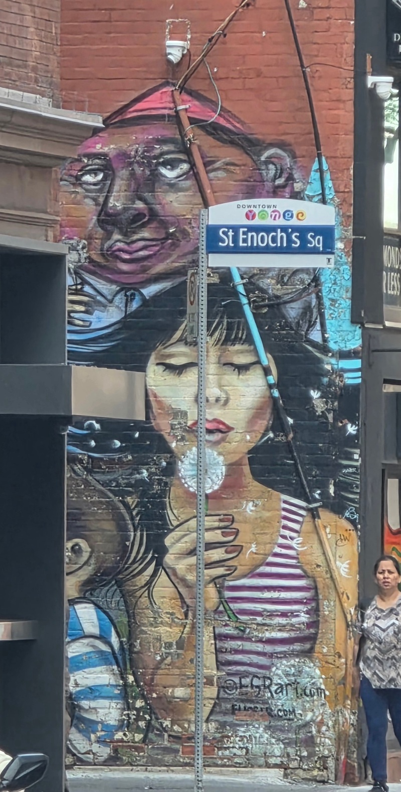 mural in Toronto by artist unknown.