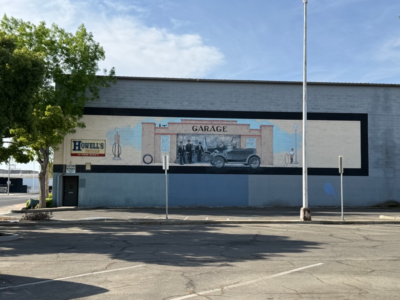mural in Tulare by artist unknown.