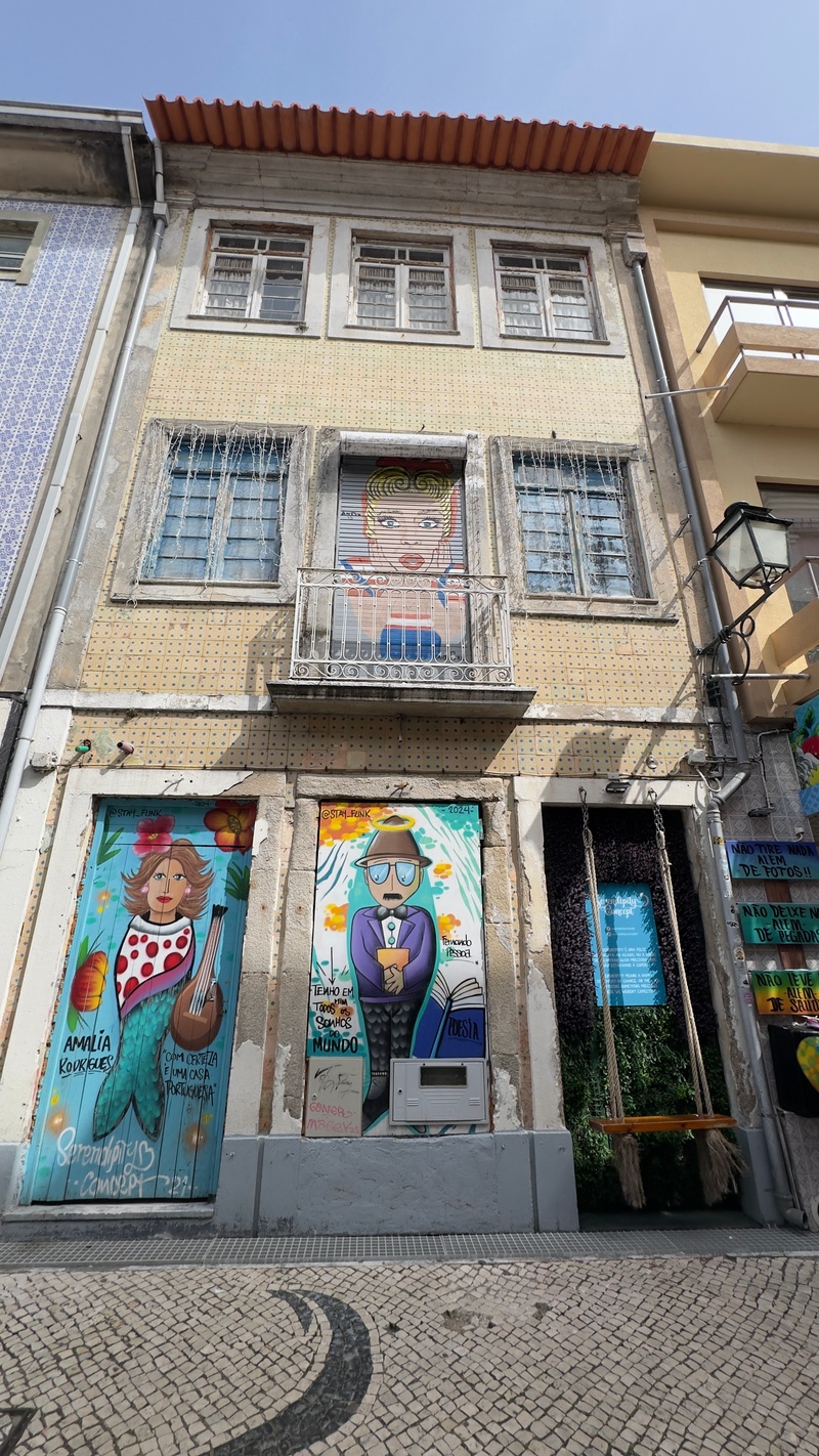 mural in Aveiro by artist unknown.