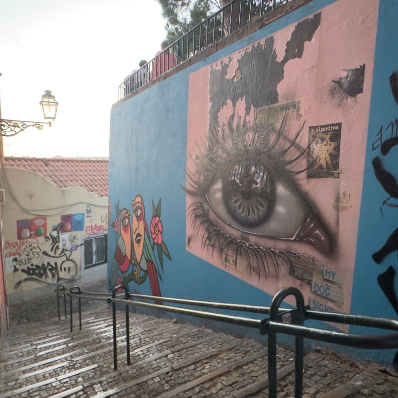 mural in Lisboa by artist unknown.