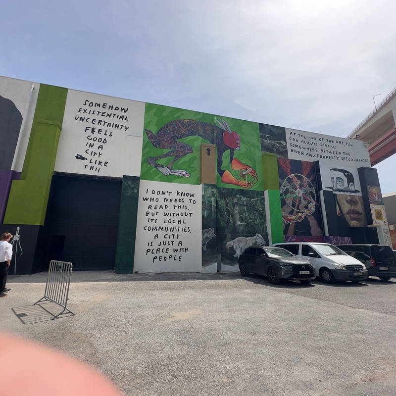 mural in Lisboa by artist unknown.