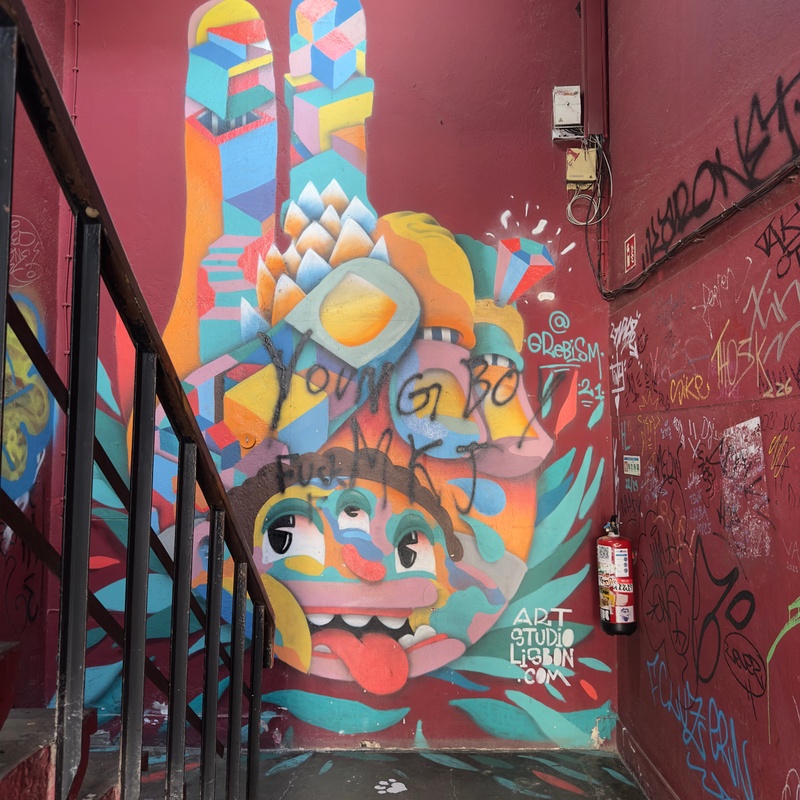 mural in Lisboa by artist unknown.