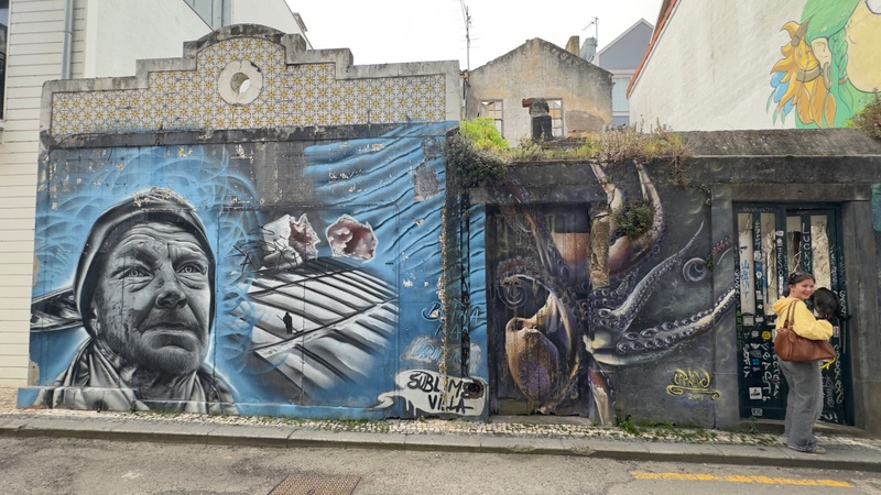 mural in Aveiro by artist unknown.