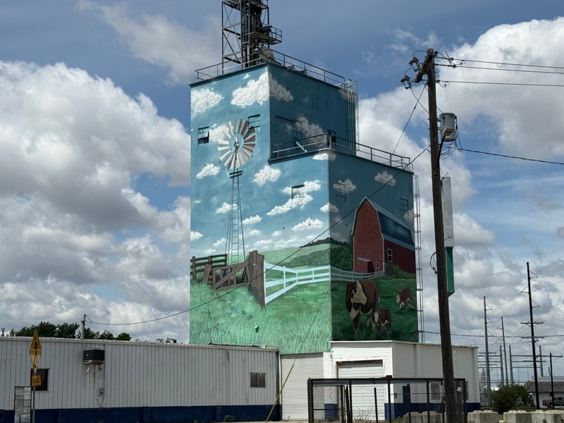 mural in Clay Center by artist unknown.