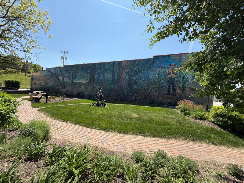 mural in Oakland by artist unknown.