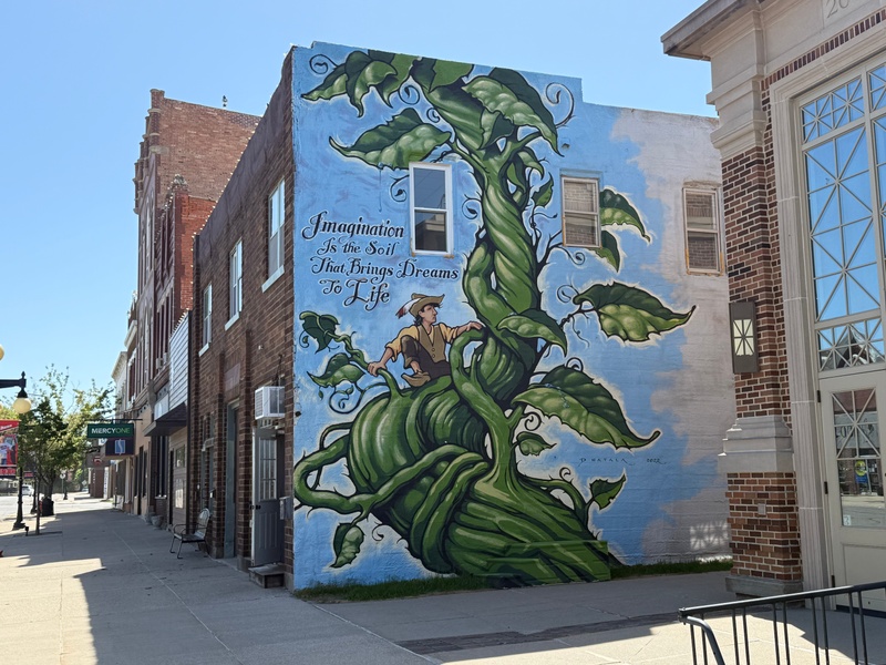 mural in Traer by artist unknown.