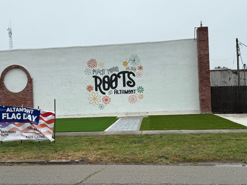 mural in Altamont by artist unknown.