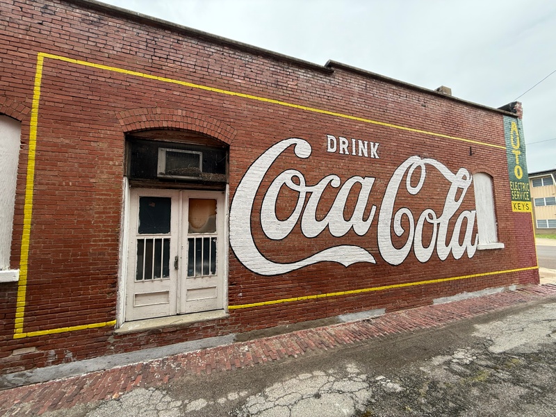 mural in Iola by artist unknown.