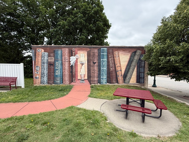 mural in Tonganoxie by artist unknown.