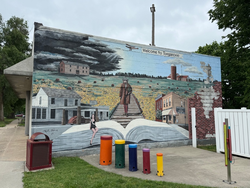 mural in Tonganoxie by artist unknown.