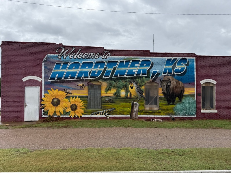 mural in Hardtner by artist unknown.