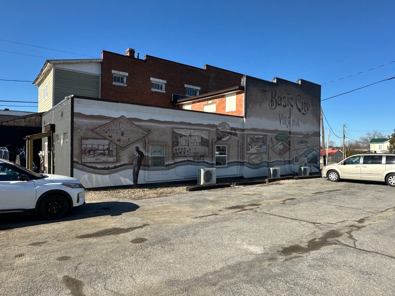 mural in Waynesboro by artist unknown.