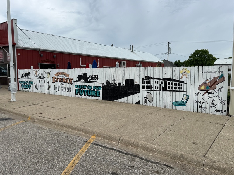 mural in Everly by artist unknown.