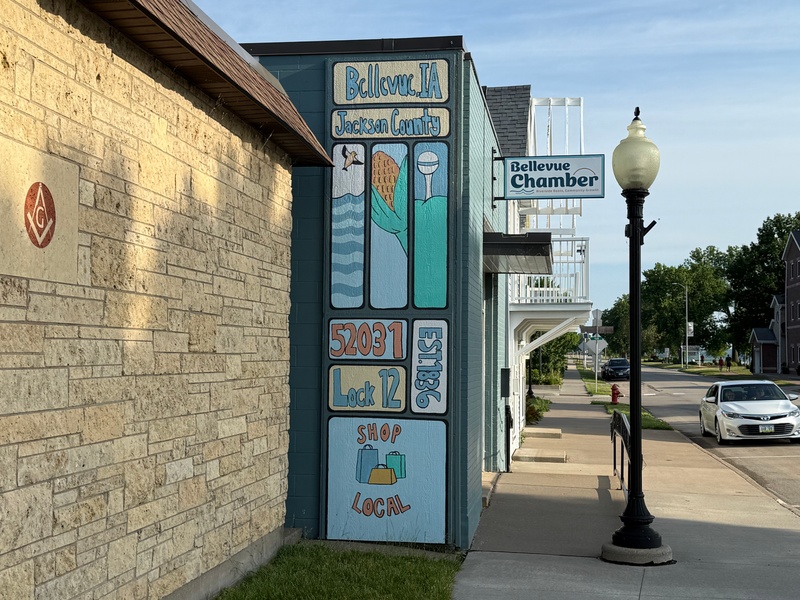 mural in Bellevue by artist unknown.