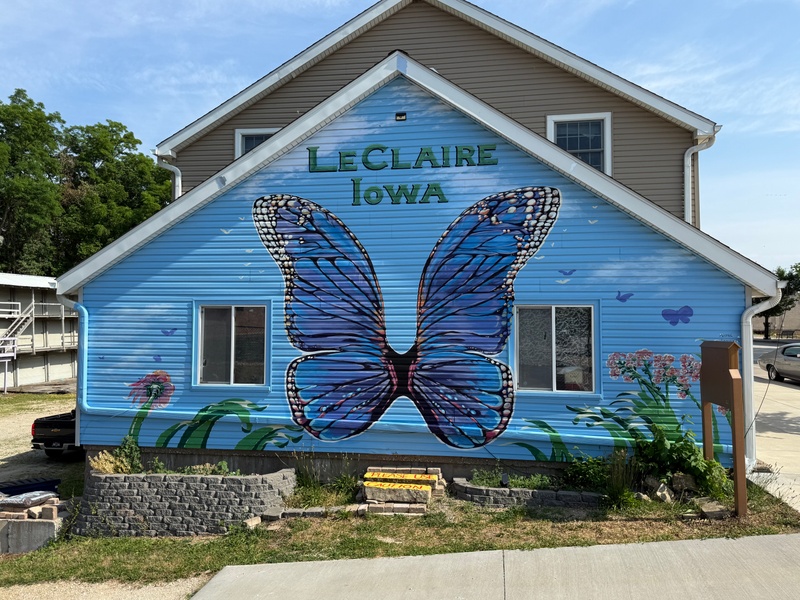 mural in Le Claire by artist unknown.