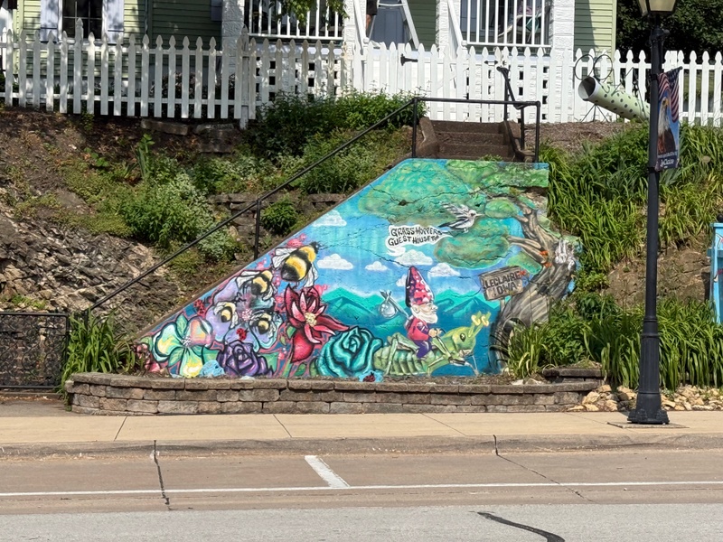 mural in Le Claire by artist unknown.