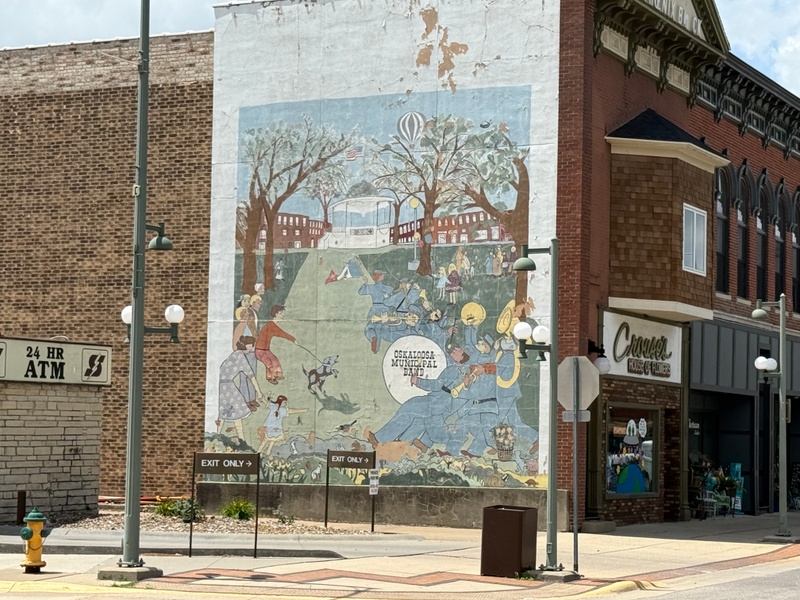 mural in Oskaloosa by artist unknown.