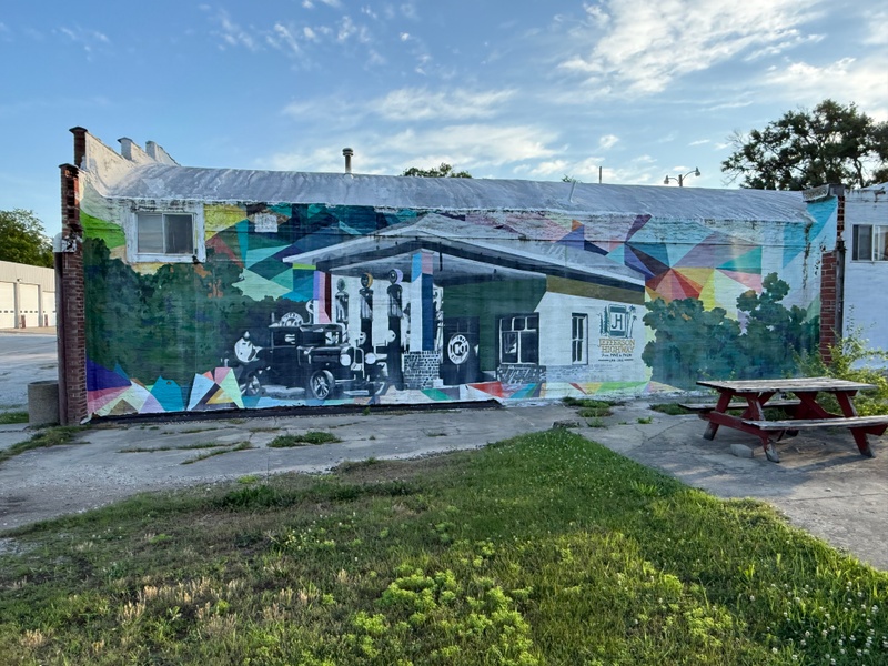 mural in Lamoni by artist unknown.
