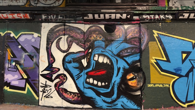 mural in  by artist unknown.