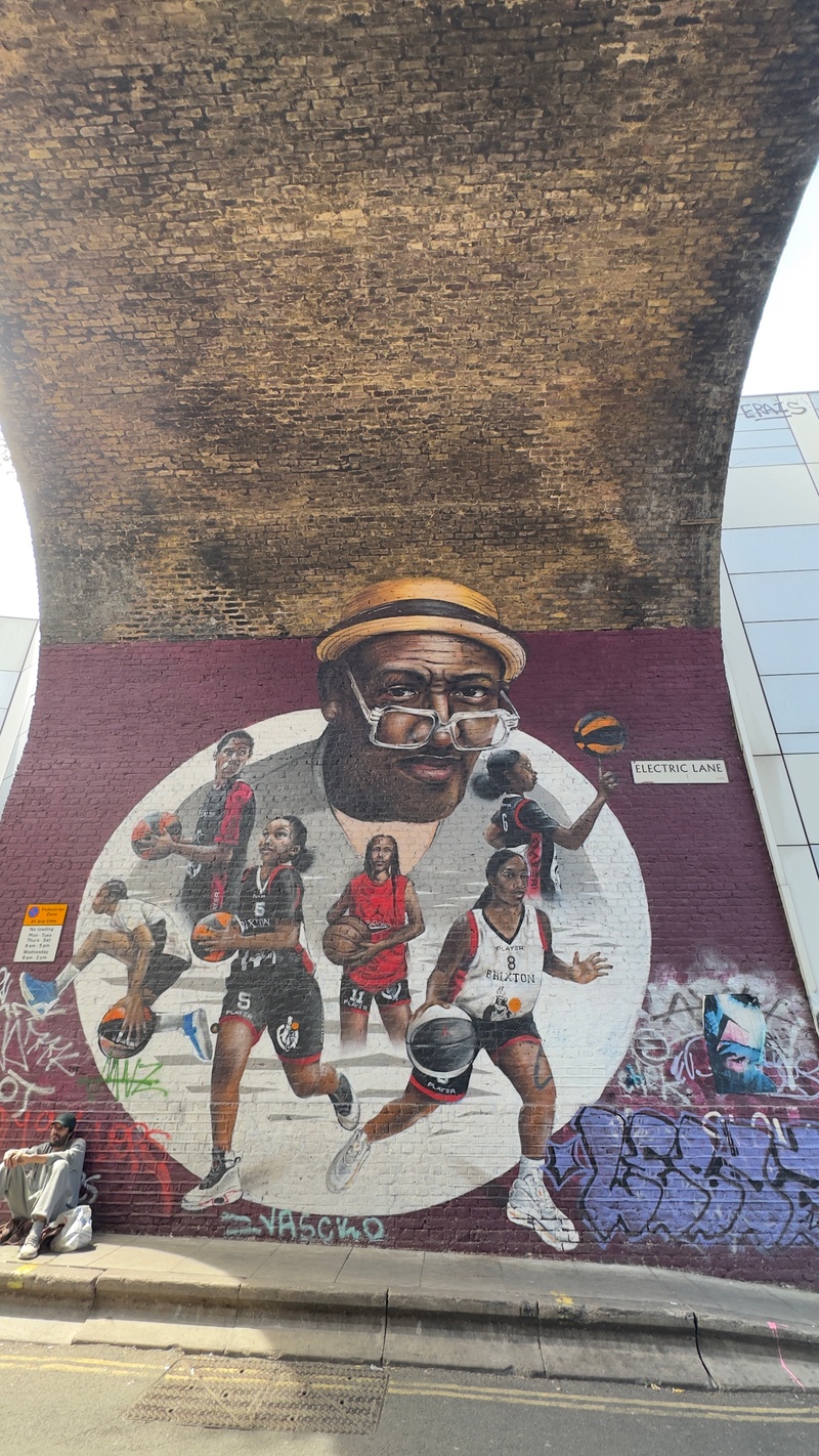 mural in  by artist unknown.