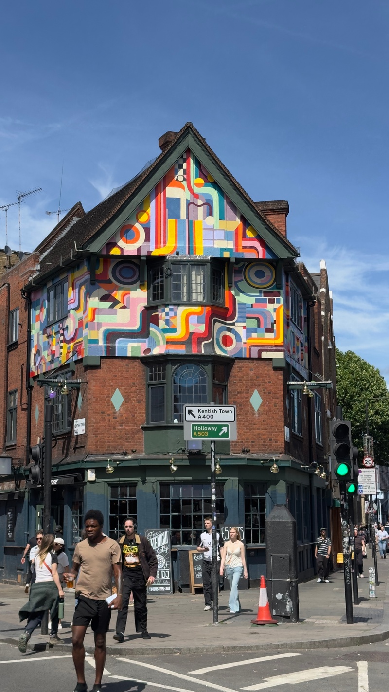 mural in  by artist unknown.