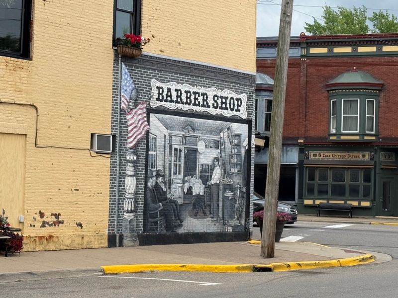mural in Quincy by artist unknown.