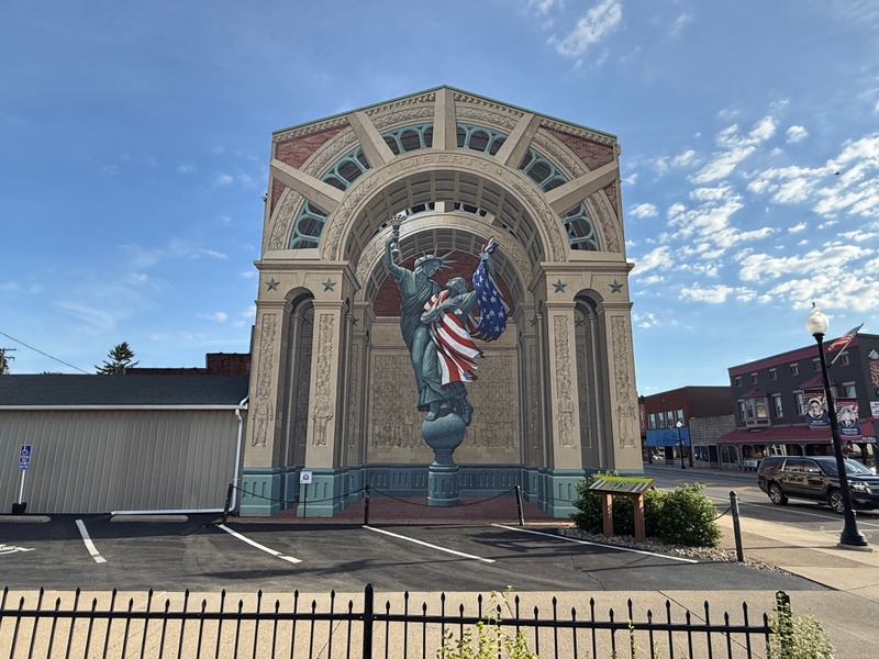 mural in Bucyrus by artist unknown.